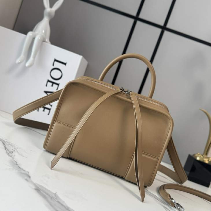 Picture of Loewe Handbags _SKUfw240688881fw
